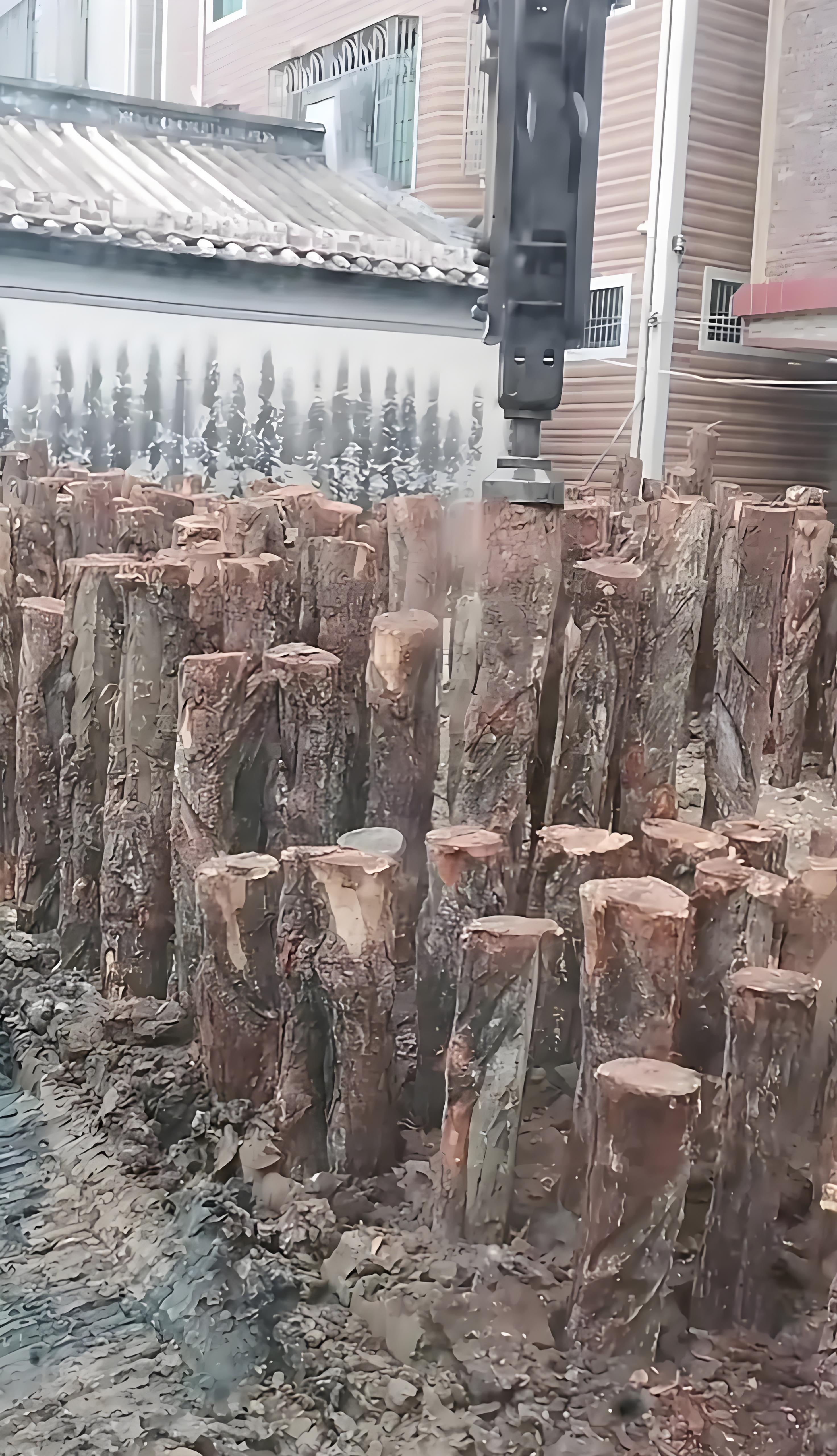 松木樁廠家泓樺錦嘉 - 河道駁岸樁和混凝土駁岸哪個(gè)更劃算?